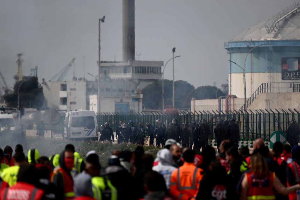 Retraites: prorogation de l&rsquo;arrêté de réquisition au dépôt pétrolier de Fos-sur-Mer