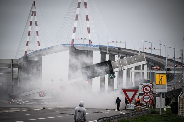 Retraites: le pont de Saint-Nazaire rouvre, a subi des dégâts