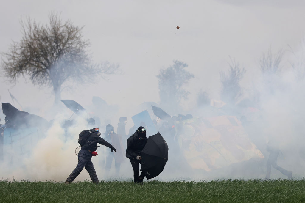 À Sainte-Soline, match de water-polo entre écologistes et gendarmerie, 200 blessés