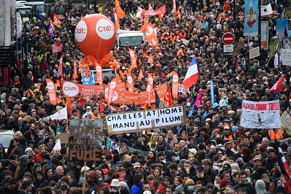 Retraites: de retour dans la rue, les syndicats réclament en vain une « médiation »