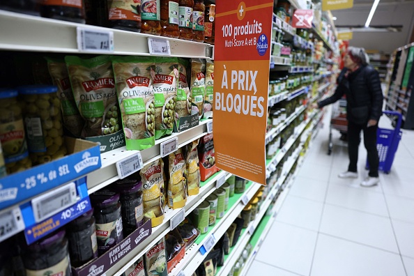 L&rsquo;inflation ralentit en mars à 5,6%, les prix alimentaires continuent de grimper