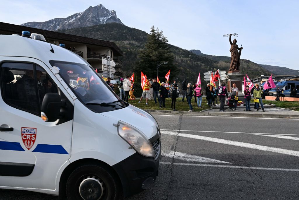 Emmanuel Macron dans les Hautes-Alpes: deux manifestants interpellés