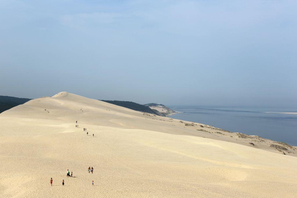 Dune du Pilat: enseveli depuis des années, un vieil escalier de camping surgit du sable