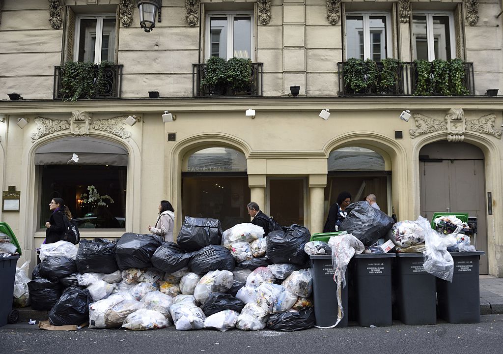 Retraites: des éboueurs toujours en grève, 5400 tonnes de déchets non ramassées à Paris