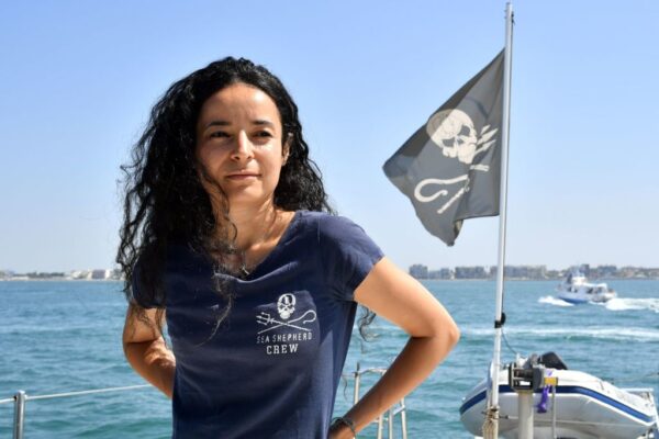 Des pêcheurs manifestent devant le domicile de la présidente de Sea Shepherd France