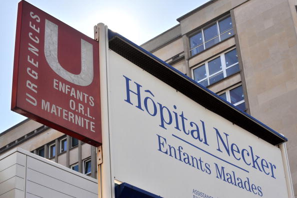 Yvelines: un enfant de 4 ans, laissé seul, chute du 4e étage d’un immeuble à Poissy