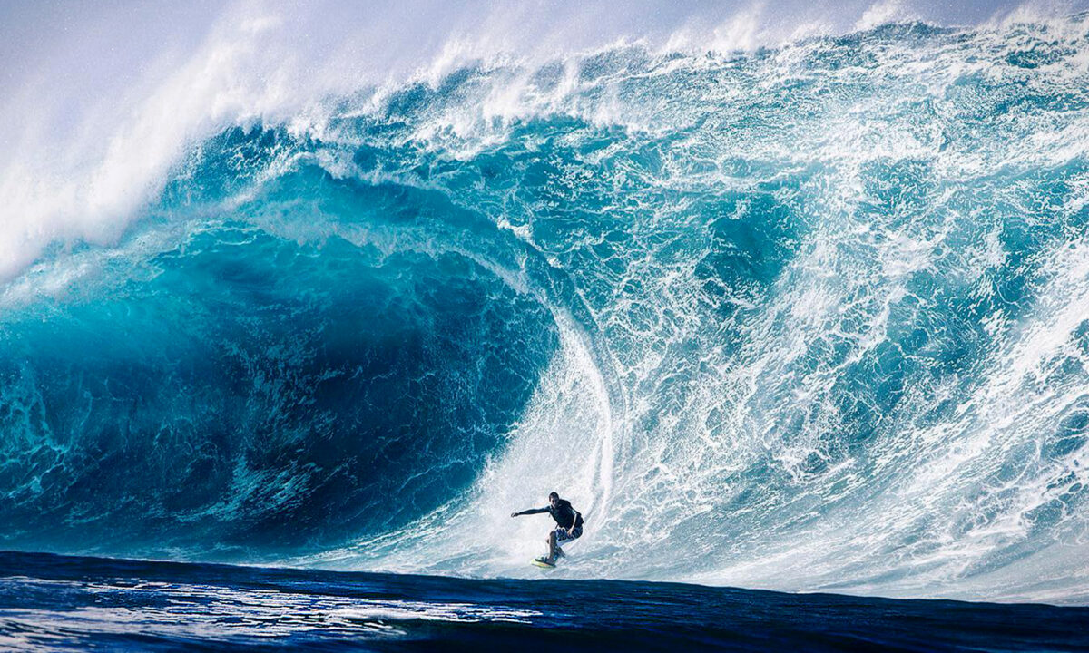 Un photographe de surf immortalise la beauté époustouflante et la puissance des vagues géantes