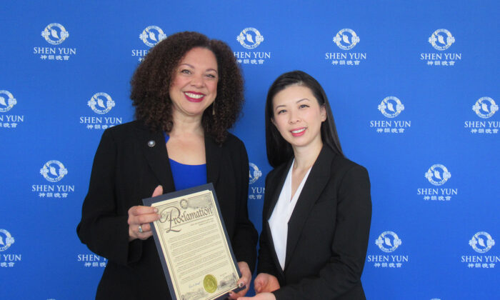 Un maire accueille Shen Yun et déclare que sa ville est chanceuse « de pouvoir assister à une production aussi étonnante »