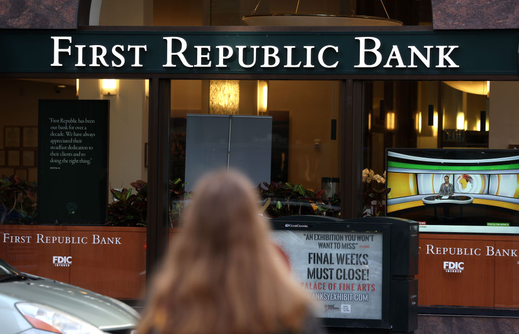 First Republic Bank plonge encore en bourse, les autorités américaines organisent un sauvetage d’urgence