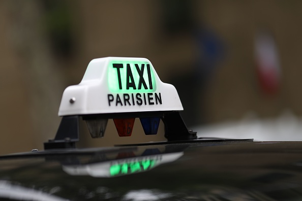 Facturés cent fois le prix : des touristes victimes de faux taxis à un aéroport de Paris