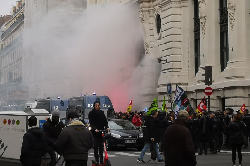 Retraites: des cheminots envahissent brièvement un immeuble financier emblématique à Paris