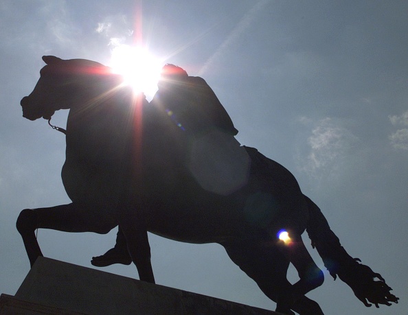 Statue de Louis XIV à Lyon: un adjoint au maire retire lui-même la banderole accrochée par les militants de Dernière Rénovation