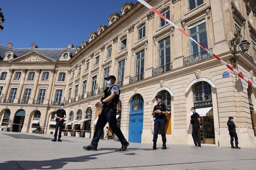 Braquage d&rsquo;une bijouterie Bulgari à Paris, des suspects en fuite
