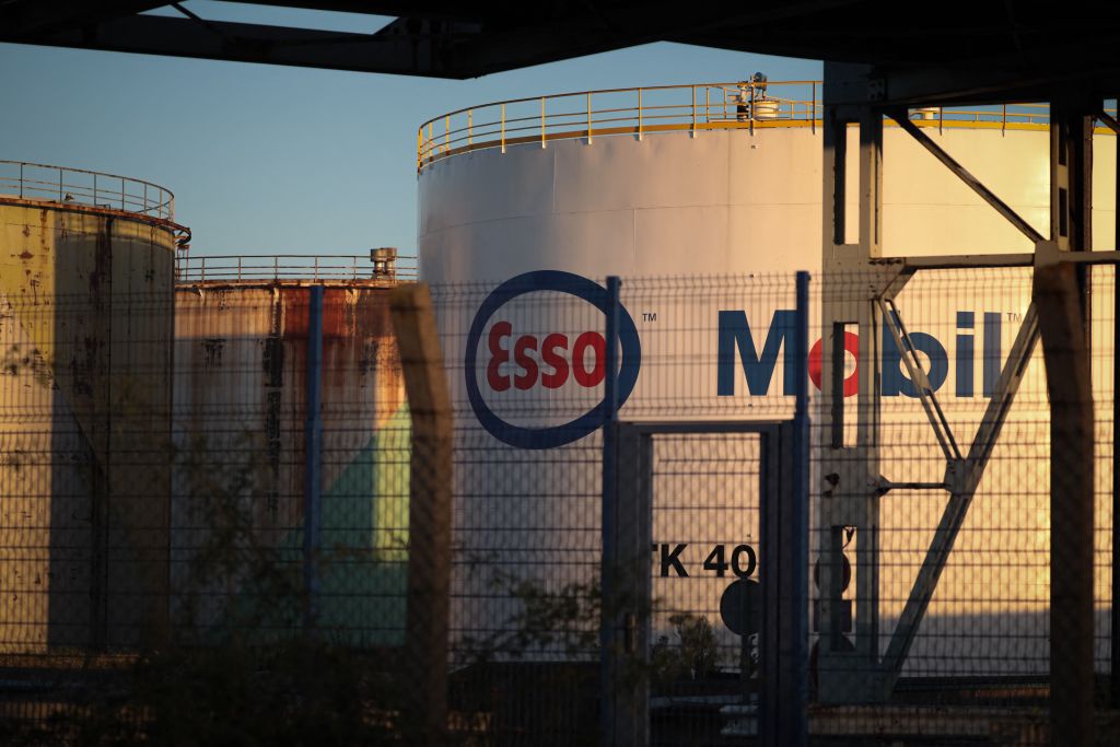 Grèves: Esso-ExxonMobil annonce le redémarrage de sa raffinerie normande