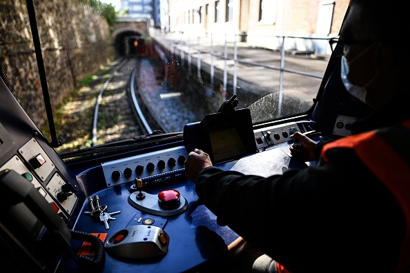 Femme happée par un métro à Paris: un conducteur présenté à la justice