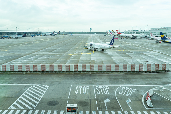 Transport aérien: accord dans l&rsquo;UE pour verdir les carburants des avions