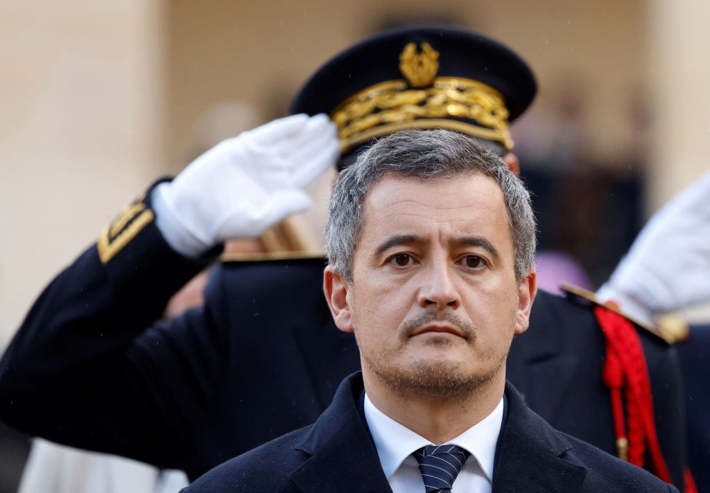 Retraites: Darmanin sort (la droite) du bois