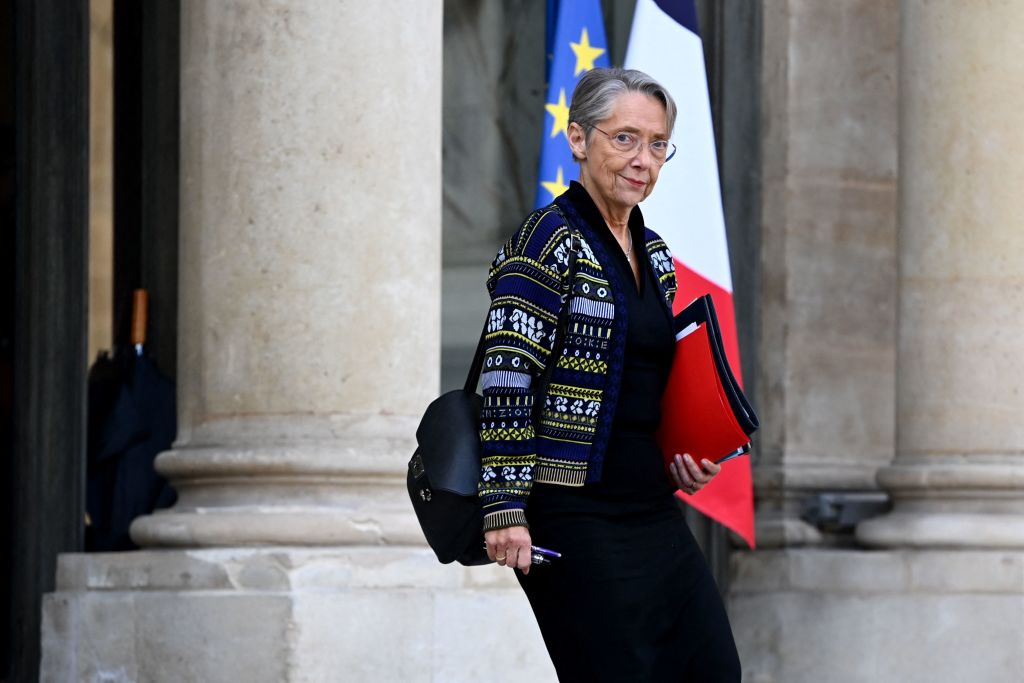 «On est là»: Borne chahutée sur les retraites dans un supermarché d&rsquo;Eure-et-Loir