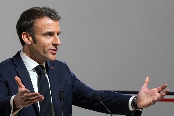 Retraites: Jour J au Conseil constitutionnel, Emmanuel Macron invite les syndicats