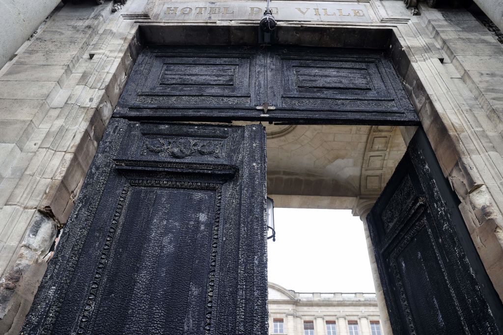 Bordeaux : trois nouvelles mises en examen après l&rsquo;incendie du porche de la mairie