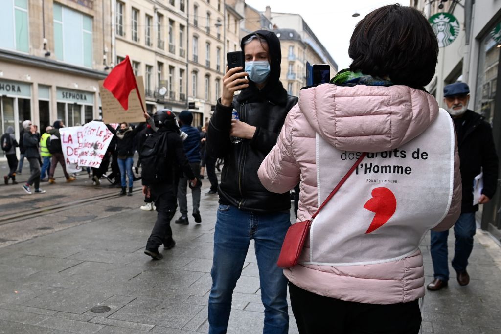 Borne « ne comprend plus » la LDH, qui s&rsquo;insurge avec la gauche
