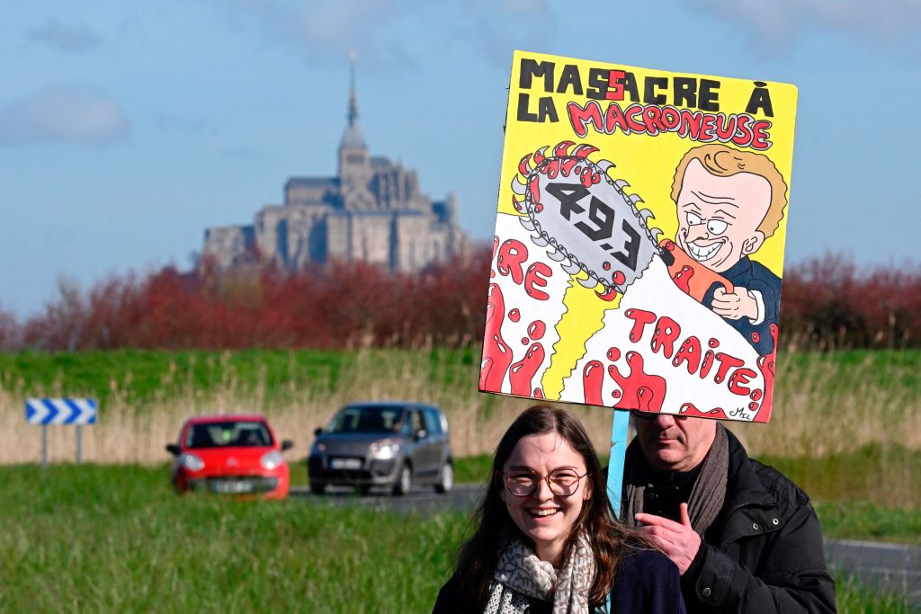 Retraite: une centaine de manifestants tenus à distance du Mont-Saint-Michel