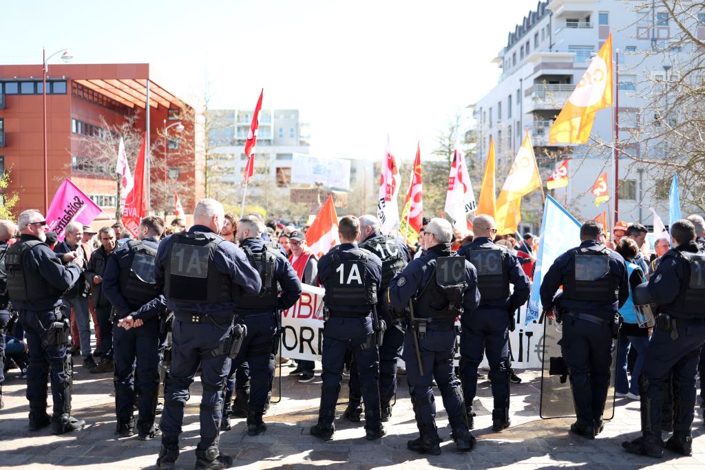 Élisabeth Borne huée par 200 manifestants à l&rsquo;hôpital de Rodez