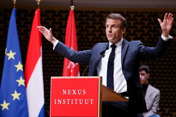 Macron interrompu par des manifestants au début d&rsquo;un discours à La Haye