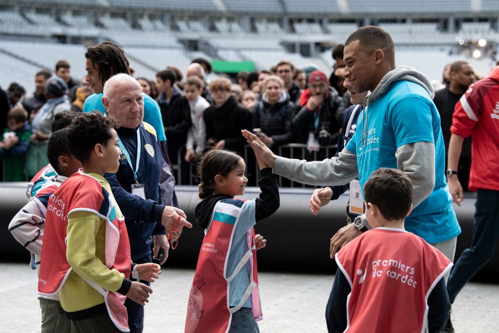 Kylian Mbappé a joué avec les enfants malades de l’association Premiers de cordée