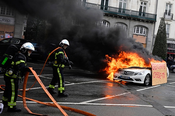 Retraites: violents heurts entre forces de l&rsquo;ordre et manifestants à Nantes et Rennes