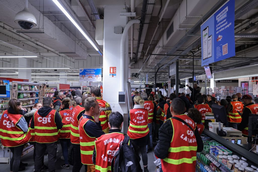 La CGT occupe un hypermarché à La Défense pour demander le retrait de la loi sur les retraites