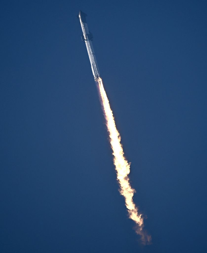 Starship, la plus grande fusée du monde, explose en vol après son premier décollage