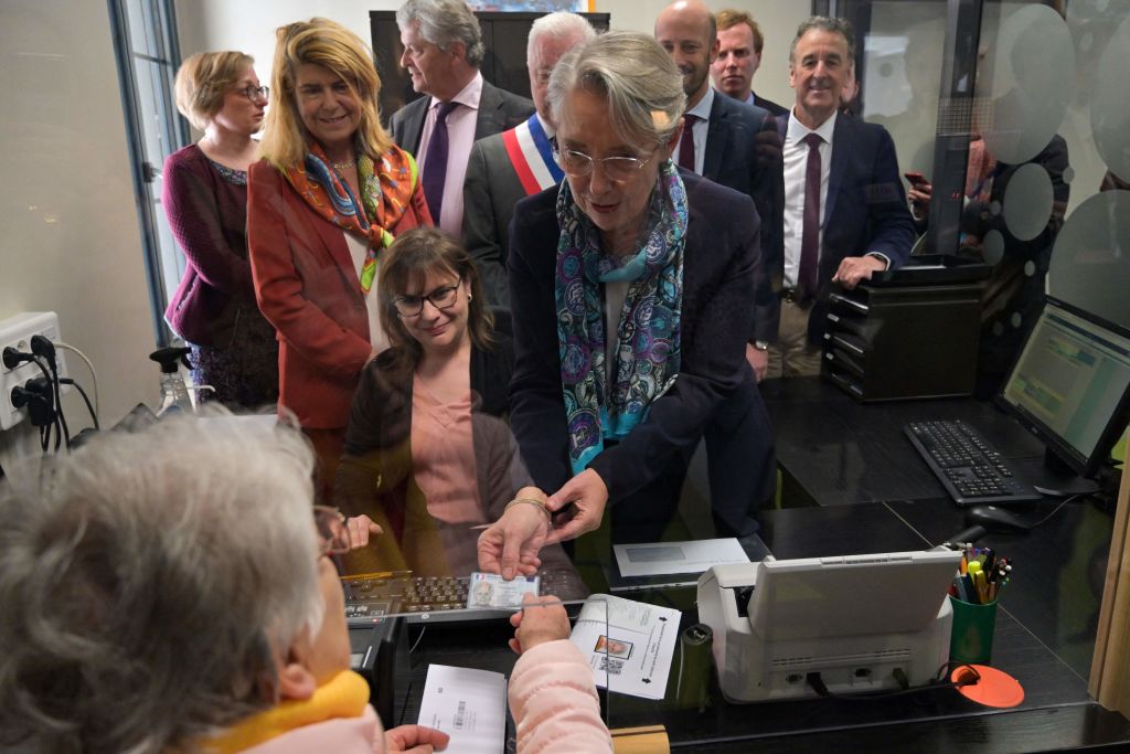 Élisabeth Borne s&rsquo;engage à diviser par deux d&rsquo;ici à l&rsquo;été le délai pour obtenir un titre d&rsquo;identité