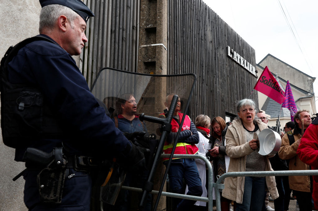 Les manifestants tenus à l&rsquo;écart de la visite de Macron à Vendôme