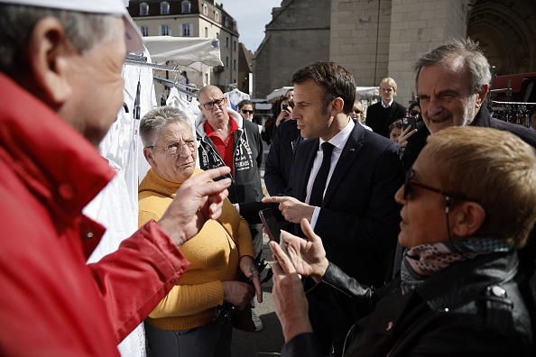 Emmanuel Macron en visite surprise sur un marché à Dole pour entendre les «colères»