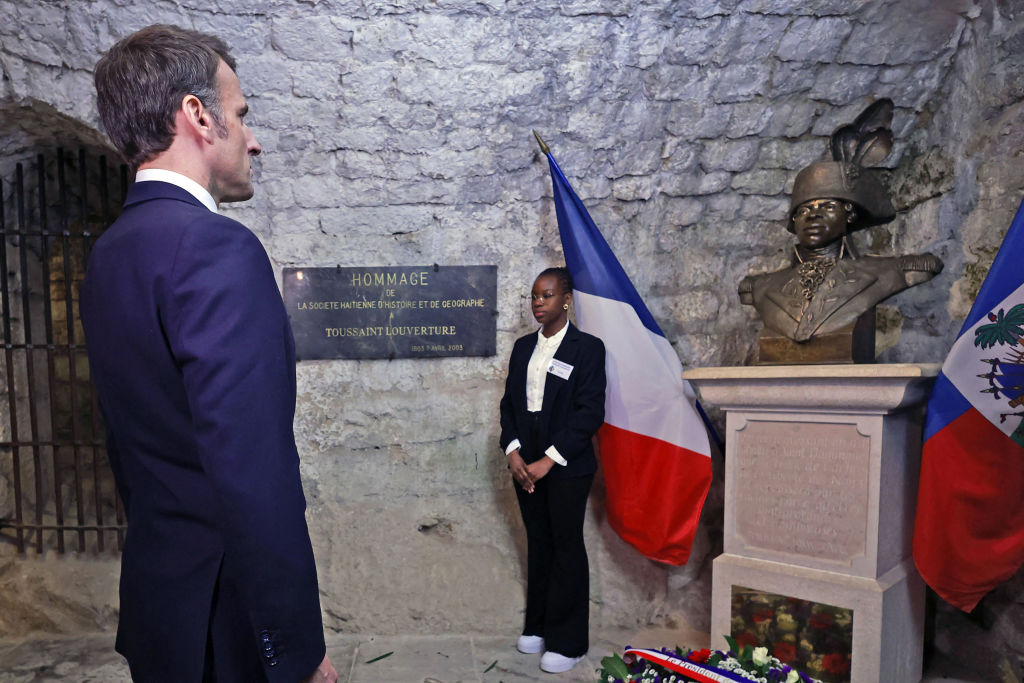 Abolition de l&rsquo;esclavage: Macron rend hommage à Toussaint Louverture