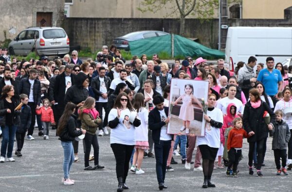 Fillette de 5 ans tuée dans les Vosges: des centaines de personnes rendent hommage à Rose