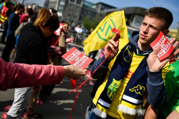 Avant la finale au Stade de France, distribution de cartons rouges anti-Macron