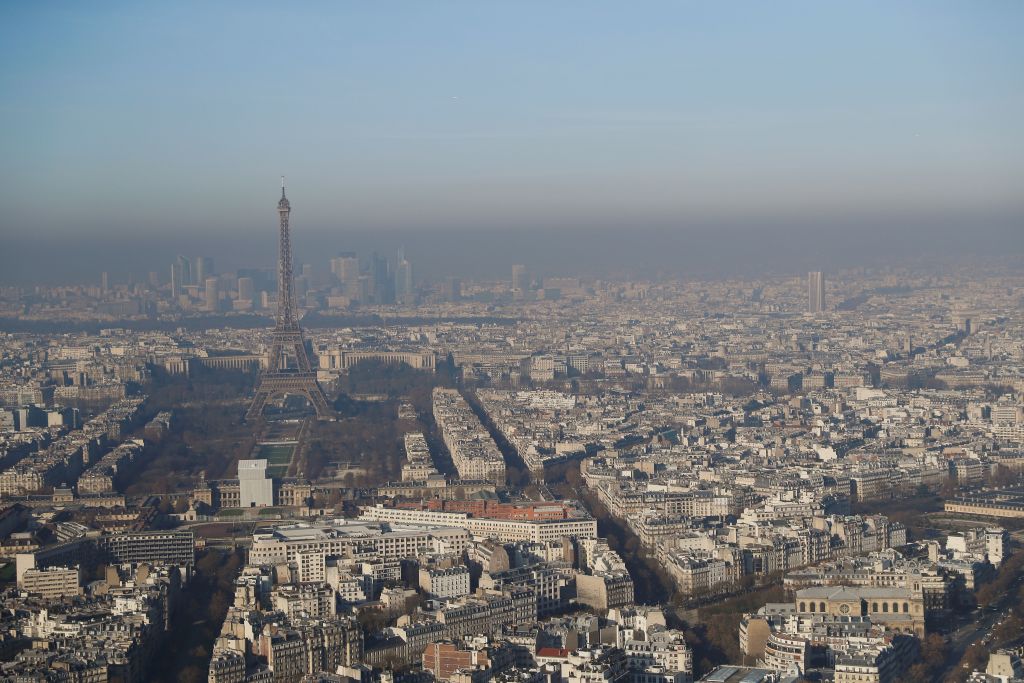 Pollution de l&rsquo;air: les Franciliens respirent un peu mieux mais leur santé reste menacée, selon Airparif