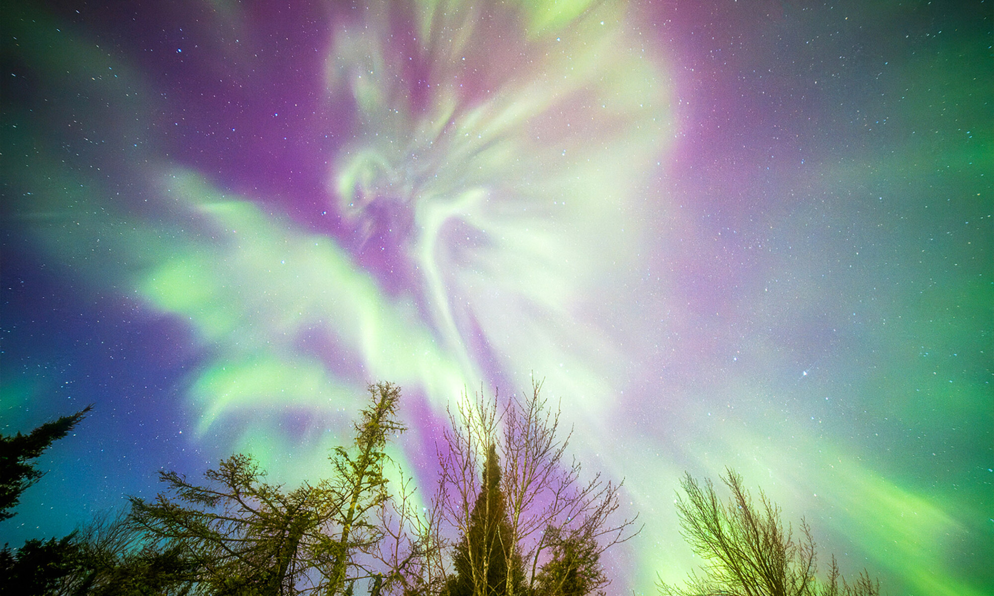 Un ange dans le ciel capturé par un chasseur d&rsquo;aurores lors d&rsquo;une étrange tempête solaire dans le nord du Minnesota