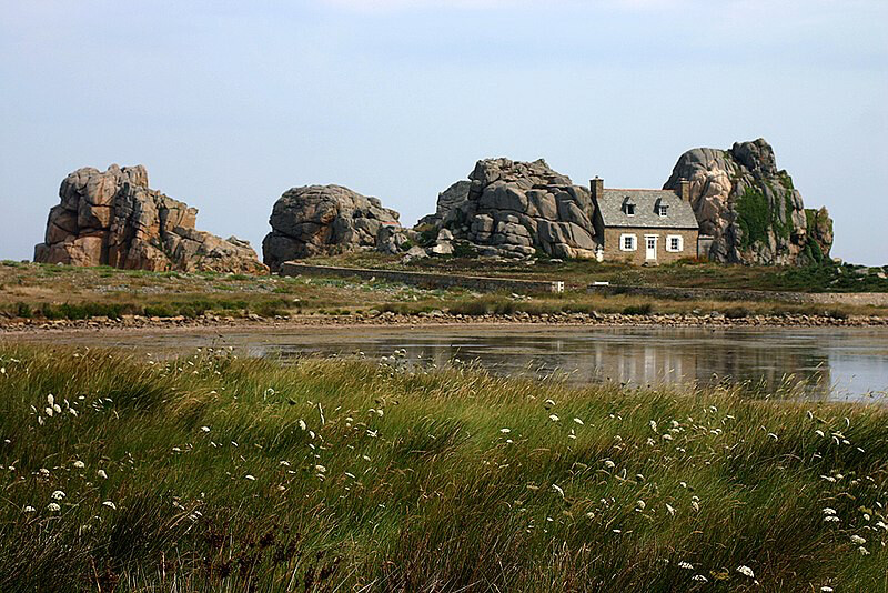 Bretagne: une femme grièvement blessée après avoir chuté dans un gouffre