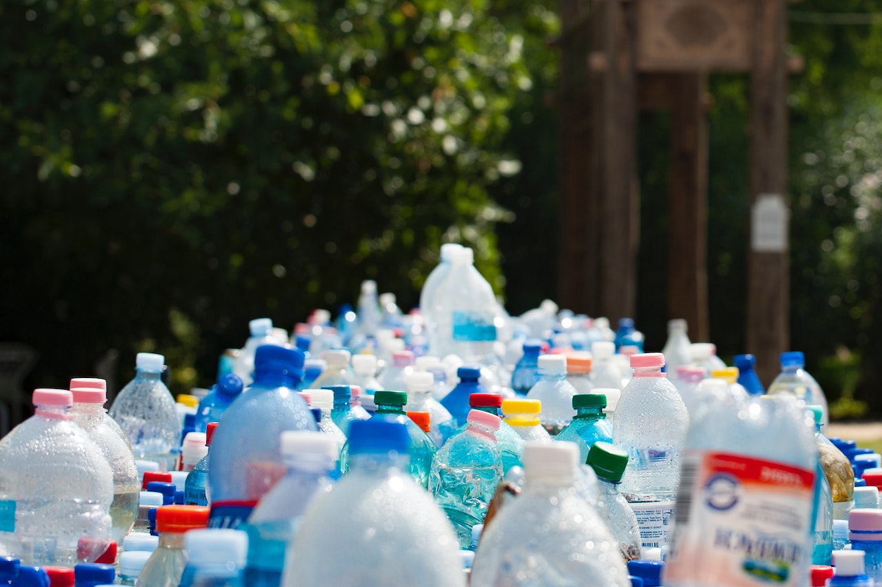 Plan contre la pollution plastique : le gouvernement veut booster l’industrie du réemploi et du recyclage