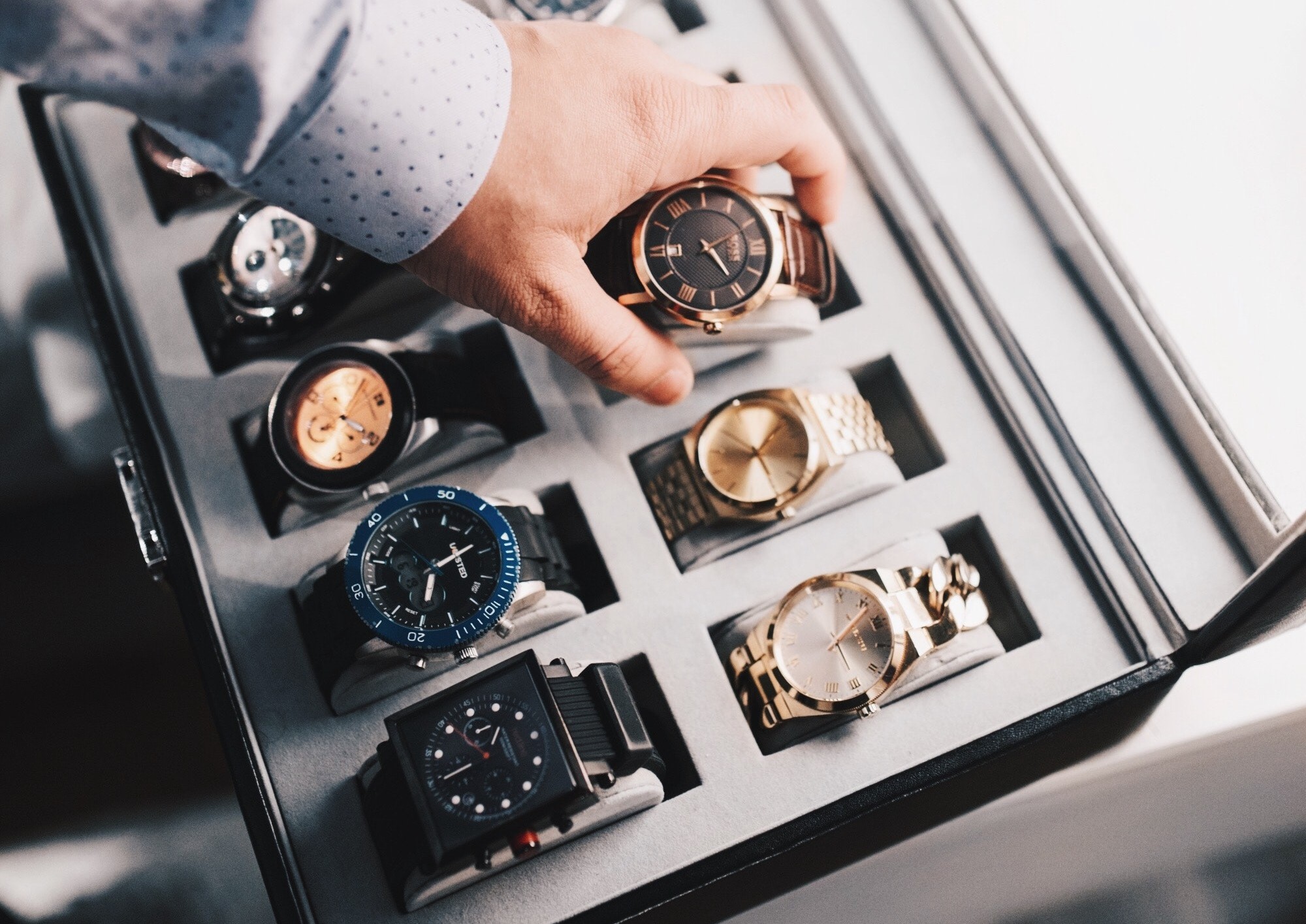 Prison ferme pour avoir volé la montre du champion de cyclisme Pogacar