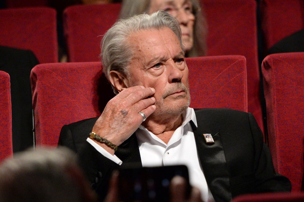 Alain Delon s’invite dans un petit cinéma du Loiret pour soutenir son fils