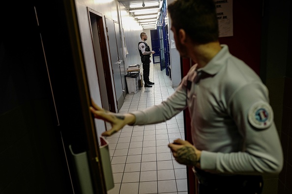 Après son larcin il décide de prendre un bain et de se cuisiner des pâtes: il est condamné à 10 mois de prison