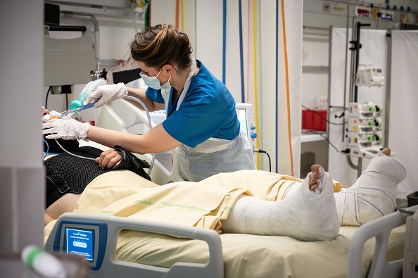 Covid-19: le gouvernement publie le décret permettant le retour des soignants non vaccinés