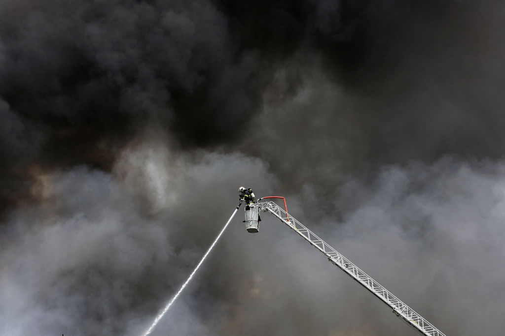Incendie d&rsquo;un entrepôt textile à Aubervilliers, importants moyens déployés