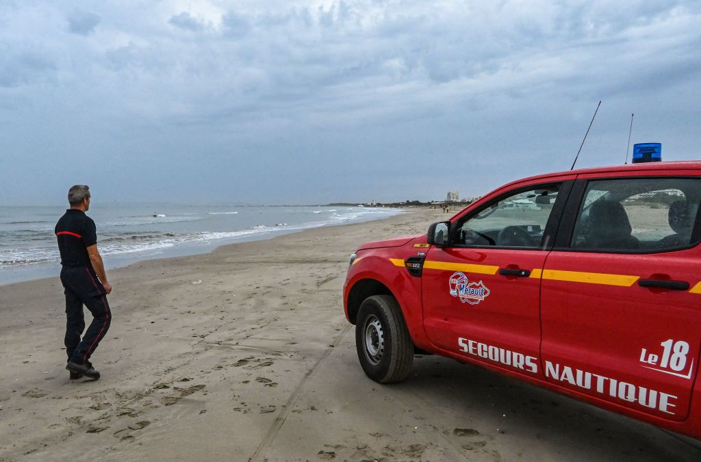 Un adolescent enterré dans le sable alors que la marée monte, les pompiers interviennent