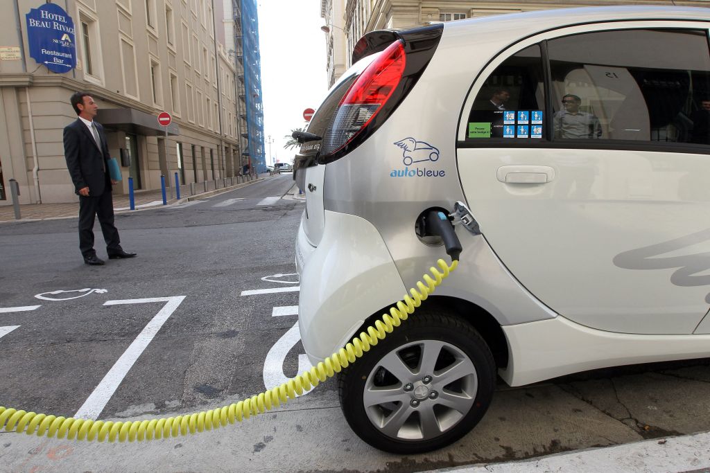 La France atteint enfin 100.000 bornes de recharge électrique mais va devoir accélérer pour les recharges rapides