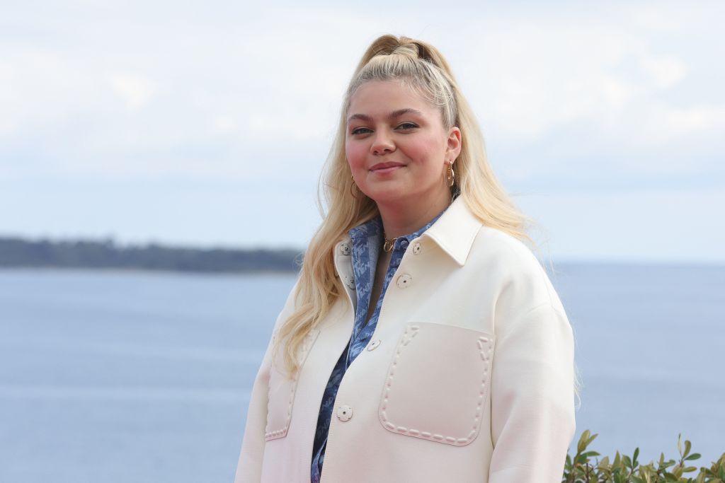 «J’étais la petite fille bizarre»: Louane se confie sur son «handicap»